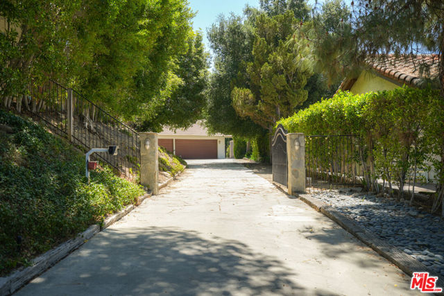 19616 Pine Valley Avenue, Porter Ranch CA: https://media.crmls.org/mediaz/c1c4dfea-e588-4713-983a-7af550e1117b.jpg