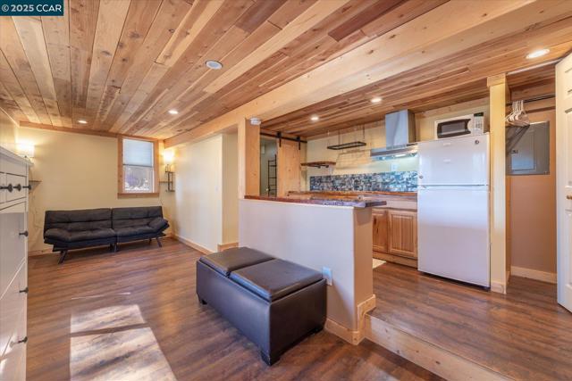 12255 Sierra Dr, Truckee CA: https://media.crmls.org/mediaz/c1c65765-c8a0-4e8d-bd98-d2dc4c0aa15c.jpg