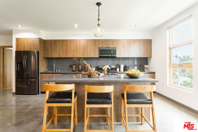 547 N Sweetzer Avenue, West Hollywood CA: https://media.crmls.org/mediaz/c1c6ae6e-bb17-4520-ad1c-438093201de3.jpg