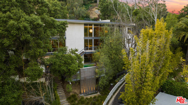 2207 Bowmont Drive, Beverly Hills CA: https://media.crmls.org/mediaz/c1c718bb-635c-48d2-a31f-985233566f47.jpg