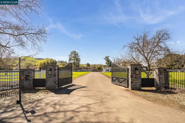 5400 Johnston Rd, Danville CA: https://media.crmls.org/mediaz/c1c7cef0-4694-45d0-b758-8453dd34a7c7.jpg