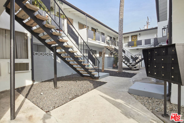 204 N Manhattan Place, Los Angeles CA: https://media.crmls.org/mediaz/c1c82df1-69ad-43c3-9d1b-b95d64fa7684.jpg