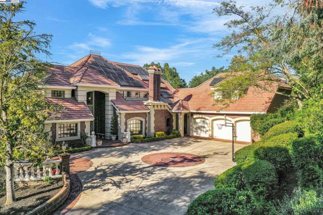 219 Valley Oaks Dr, Alamo CA: https://media.crmls.org/mediaz/c1c86267-bef1-403b-9b84-cbe5b7a0b53b.jpg