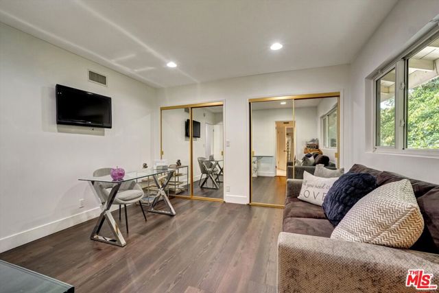 3530 Royal Woods Drive, Sherman Oaks CA: https://media.crmls.org/mediaz/c1c8b8eb-a161-44cf-8d08-f6af118597cb.jpg