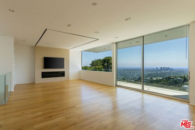 1853 Sunset Plaza Drive, Los Angeles CA: https://media.crmls.org/mediaz/c1c8c8bb-7120-4ef6-82e5-30e4d9543345.jpg