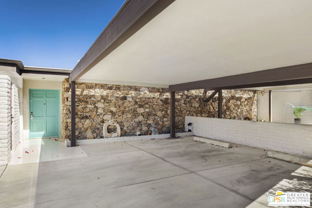 2084 S Lagarto Way, Palm Springs CA: https://media.crmls.org/mediaz/c1c9c59f-f0b7-48b5-a6bf-b6fc4b867cd4.jpg