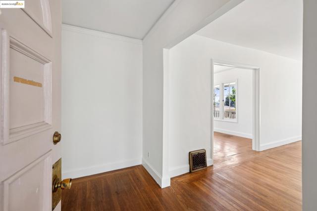 84 Portsmouth Rd, Piedmont CA: https://media.crmls.org/mediaz/c1c9e6b5-9604-42d7-82e3-b2a196ee39e1.jpg
