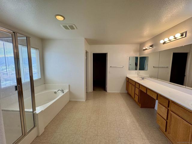 46197 Via La Tranquila, Temecula CA: https://media.crmls.org/mediaz/c1c9efd5-5288-4547-8705-7305b107983a.jpg