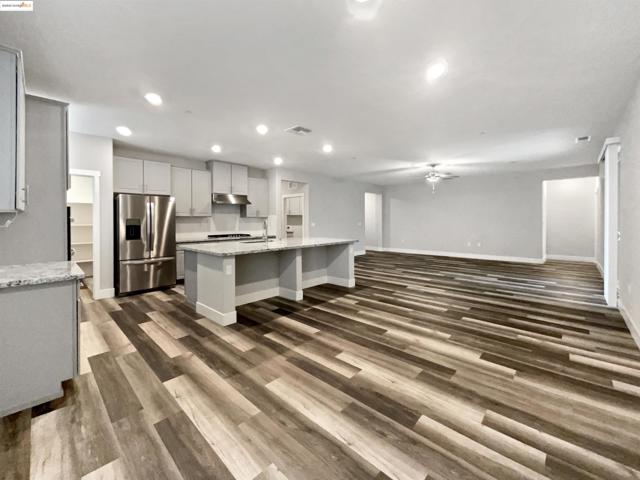 2066 Espana Ln, Rio Vista CA: https://media.crmls.org/mediaz/c1cbd9ab-af0d-4003-88dc-136441b9ce5a.jpg