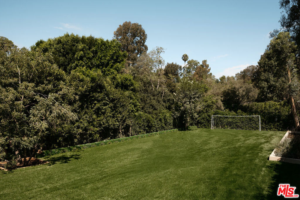 https://media.crmls.org/mediaz/c1cc2d94-366d-4c63-9f21-0c470c6e356c.jpg?preset=X-Large