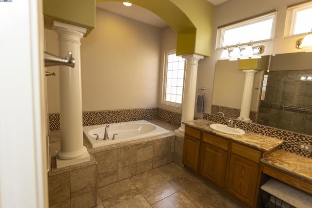 5090 Archcrest Way, Sacramento CA: https://media.crmls.org/mediaz/c1cc40e9-446b-40bd-bd1c-d884f2c60d14.jpg