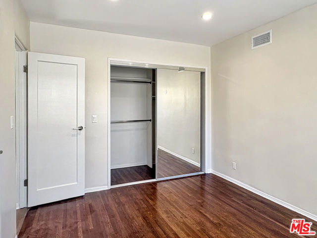 170 N Orange Drive, Los Angeles CA: https://media.crmls.org/mediaz/c1cc6f07-aad8-45dd-9d1f-985984bfcd7e.jpg