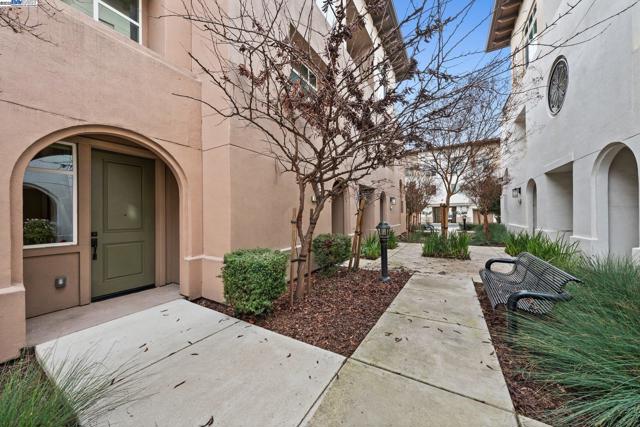 5223 S Esprit Loop, Dublin CA: https://media.crmls.org/mediaz/c1ccd6d7-26bc-4630-9f3d-a8e311d56b74.jpg