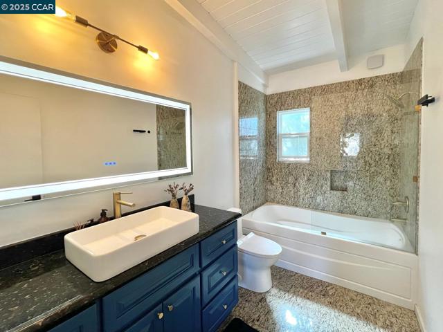 5915 ALHAMBRA AVE, Oakland CA: https://media.crmls.org/mediaz/c1cd5e44-a7c4-409e-aca7-26e1a6aab914.jpg