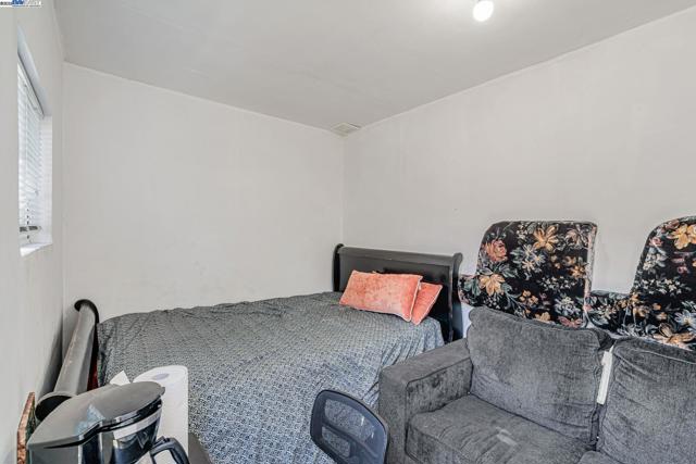 2530 Market St, Oakland CA: https://media.crmls.org/mediaz/c1cde4f2-7c8f-42d7-928c-8253ab4f6fcb.jpg