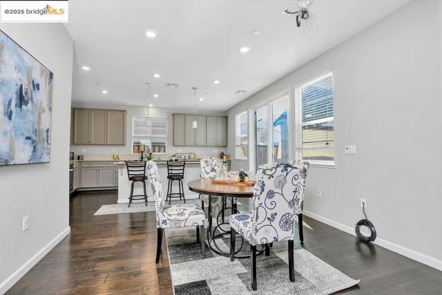 89 Baird Cir, Brentwood CA: https://media.crmls.org/mediaz/c1ce237b-6bd5-42e4-b4b6-7c6710d5c601.jpg