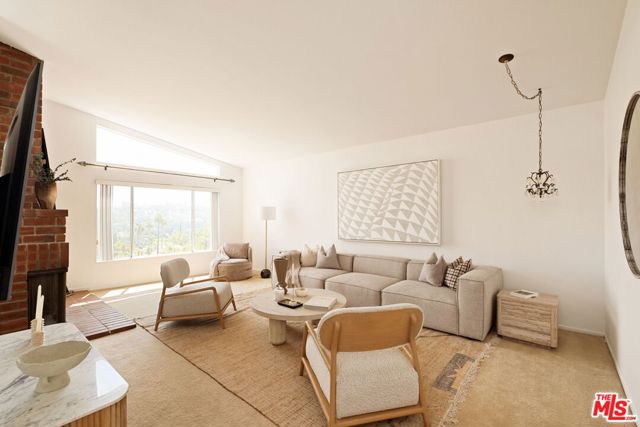 21694 Yucatan Avenue, Woodland Hills CA: https://media.crmls.org/mediaz/c1cf71fd-0061-4195-a6a6-6211d6244628.jpg
