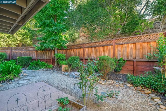 651 Moraga Rd, Moraga CA: https://media.crmls.org/mediaz/c1cf9de2-6e32-4f43-bf4d-930807b07b9e.jpg