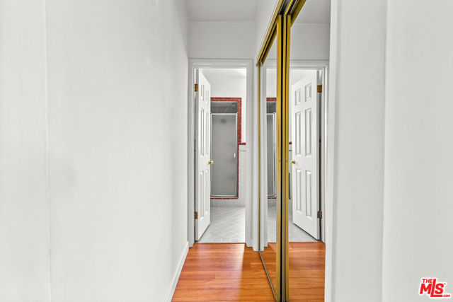 272 S Doheny Drive, Beverly Hills CA: https://media.crmls.org/mediaz/c1d28598-6c67-4b69-bbb8-892fe7094bbd.jpg