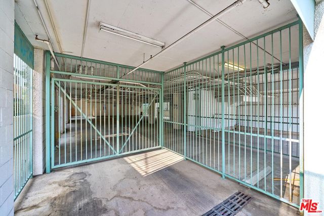 906 S Serrano Avenue, Los Angeles CA: https://media.crmls.org/mediaz/c1d31322-f810-41d2-850e-f1f3df528eb5.jpg