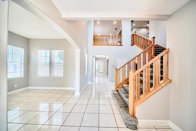 1069 Dry Creek Ct, Lathrop CA: https://media.crmls.org/mediaz/c1d4073d-0af7-4587-b2fd-978761b20910.jpg