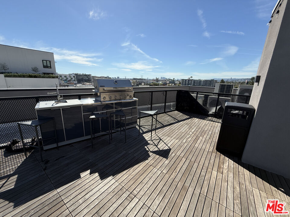 https://media.crmls.org/mediaz/c1d4b95c-e9f2-4203-81d4-cfb5c71687d6.jpg?preset=X-Large