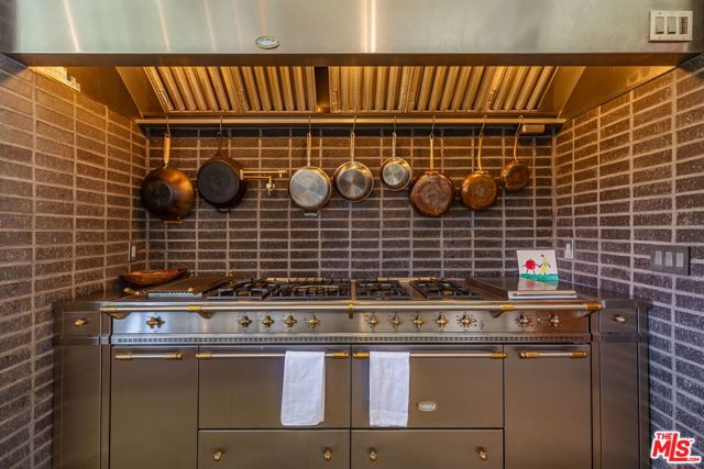 Image 9 of 41 For 2854 Roscomare Road
