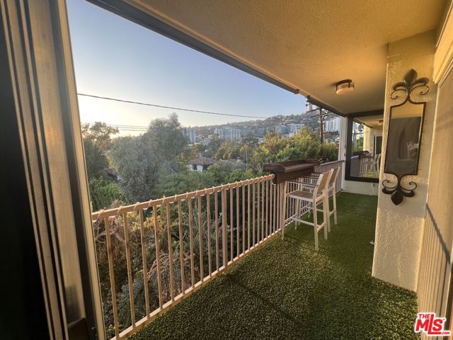 949 N Kings Road, West Hollywood CA: https://media.crmls.org/mediaz/c1d50177-562c-48be-8df5-4c3e2e64cacf.jpg