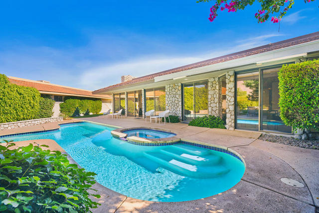 12 Sussex Court, Rancho Mirage CA: https://media.crmls.org/mediaz/c1d684e9-ff8d-4c1b-8388-df1139fcc1f2.jpg