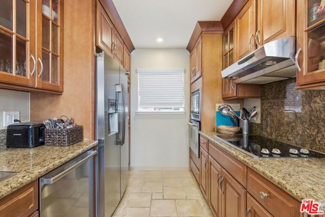 240 The, Redondo Beach CA: https://media.crmls.org/mediaz/c1d6c88c-f3d9-4f86-afbb-b2f7e2ca35a7.jpg