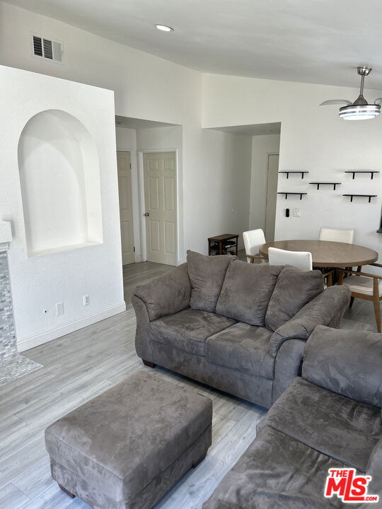 14179 Long View Drive, Fontana CA: https://media.crmls.org/mediaz/c1d76f78-d81a-4a53-b80c-bbe051b5cd19.jpg
