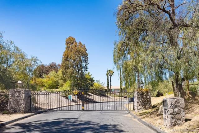 27301 Rowel Ct, Valley Center CA: https://media.crmls.org/mediaz/c1d78ebf-7b4c-4ae6-8152-76c955bab279.jpg