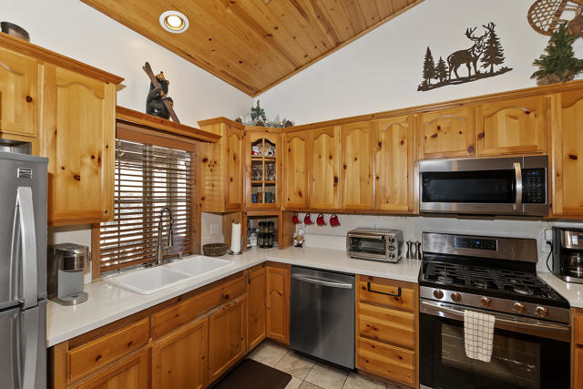 43259 Bow Canyon Road, Big Bear CA: https://media.crmls.org/mediaz/c1d8f46a-212f-481a-87f3-4e8891f63098.jpg