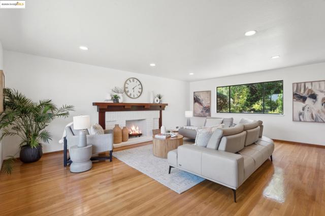 13185 Clairepointe Way, Oakland CA: https://media.crmls.org/mediaz/c1d90127-5884-4f87-a0e1-5618acaf4e12.jpg