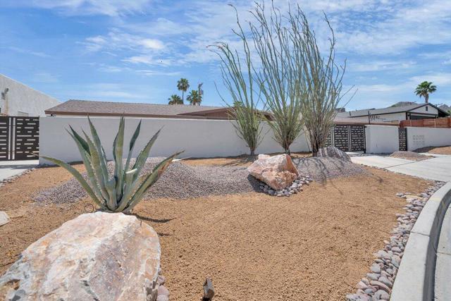 51480 Avenida Obregon, La Quinta CA: https://media.crmls.org/mediaz/c1d9455a-5303-485e-8deb-29abca3808fc.jpg