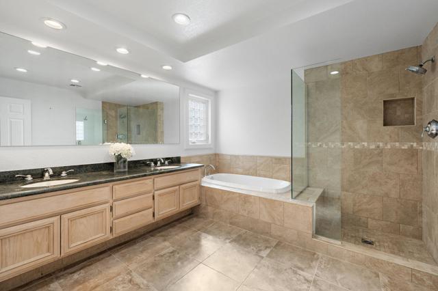 48543 Via Encanto, La Quinta CA: https://media.crmls.org/mediaz/c1d98e1d-5725-4aa4-b4ab-6e71717d73f4.jpg