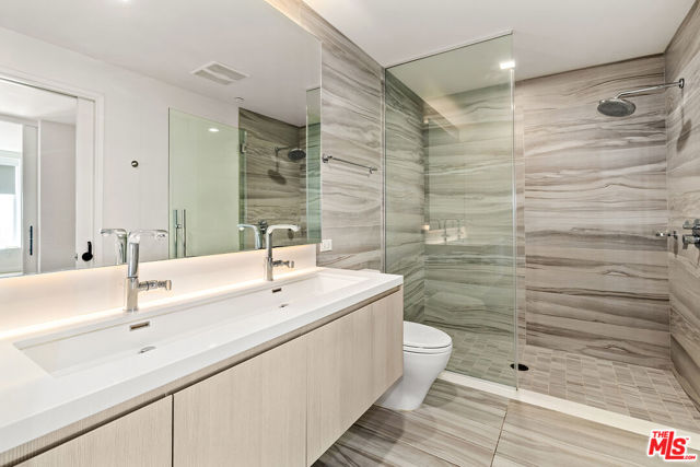1050 S Grand Avenue, Los Angeles CA: https://media.crmls.org/mediaz/c1d9f1d2-64b4-4850-8d2c-797004e149ca.jpg