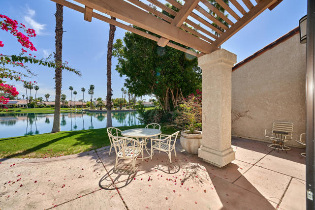 10317 Sunningdale Drive, Rancho Mirage CA: https://media.crmls.org/mediaz/c1da1fb2-cfbc-410f-bc74-167114965961.jpg
