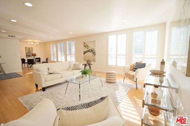 4407 Francis Avenue, Los Angeles CA: https://media.crmls.org/mediaz/c1db2ad9-c04b-491a-81f4-bfbf0de5e7ca.jpg