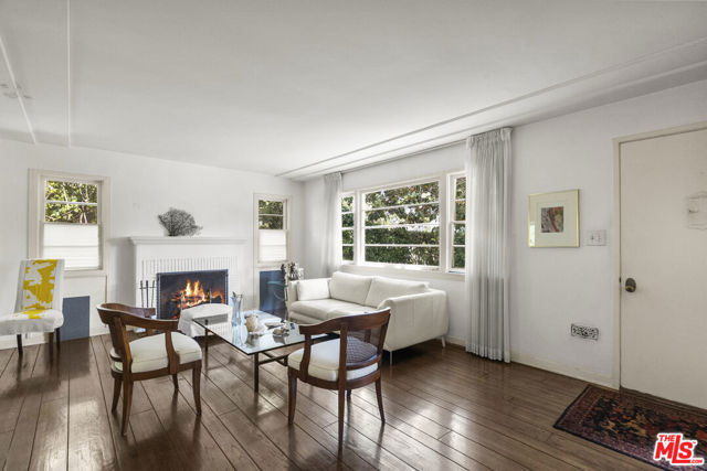 10941 Peach Grove Street, Toluca Lake CA: https://media.crmls.org/mediaz/c1dc3b1e-b38f-459f-b7d1-98bc18219fc5.jpg