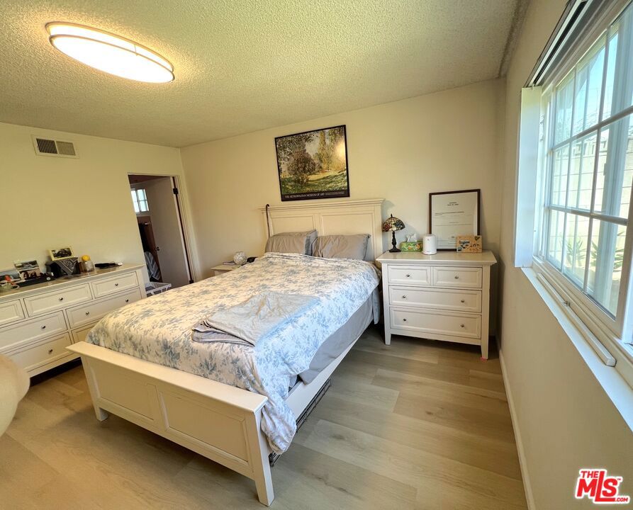 https://media.crmls.org/mediaz/c1dcc4bc-bc63-4403-9901-5e6d7b8ec18d.jpg?preset=X-Large