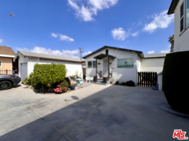1055 W 102nd Street, Los Angeles CA: https://media.crmls.org/mediaz/c1dd2350-a507-4e84-ac15-fba25c7f787b.jpg