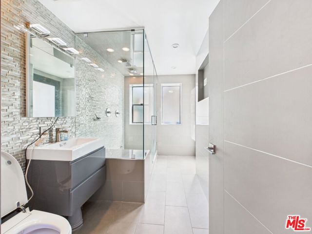 4942 Marmol Drive, Woodland Hills CA: https://media.crmls.org/mediaz/c1dd7d53-6cb0-47a8-94f2-524e1ec822e0.jpg