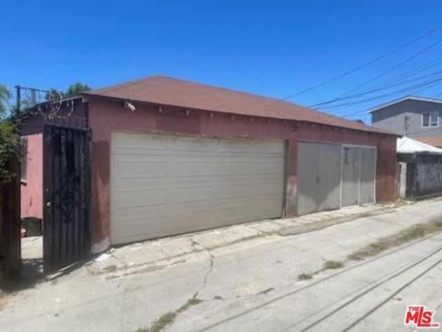 1502 S Redondo Boulevard, Los Angeles CA: https://media.crmls.org/mediaz/c1de9bc1-818e-4467-9523-cd8b5f41053f.jpg