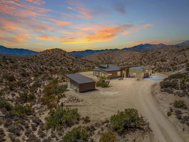 7852 Pinon Drive, Yucca Valley CA: https://media.crmls.org/mediaz/c1ded3f5-9477-4098-825b-d2c6f45ffee6.jpg