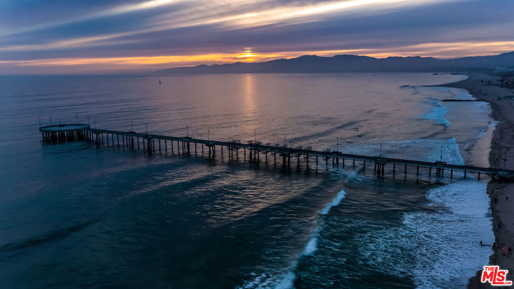 https://media.crmls.org/mediaz/c1deeecf-bf12-474f-a3ad-52ea403e7449.jpg?preset=X-Large