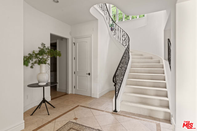 3697 Benedict Canyon Lane, Sherman Oaks CA: https://media.crmls.org/mediaz/c1df3a17-8efa-4413-98ab-c2bf7ffebba5.jpg