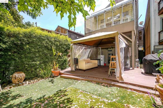 2654 Bush St, San Francisco CA: https://media.crmls.org/mediaz/c1e025be-491c-4988-b072-c0d5175d13b6.jpg