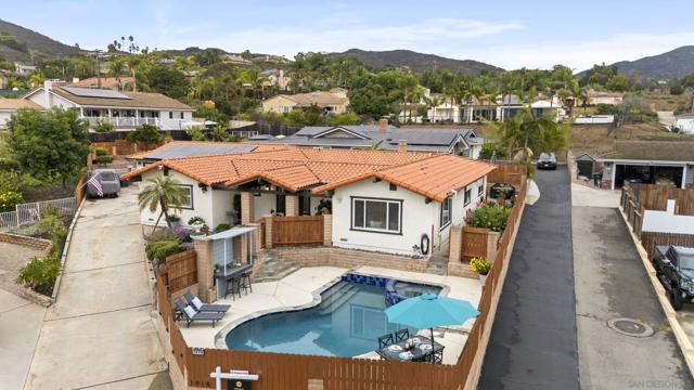 1918 Odell Cir, Vista CA: https://media.crmls.org/mediaz/c1e10b8e-30ac-4472-ad27-58ee24ee8cc4.jpg