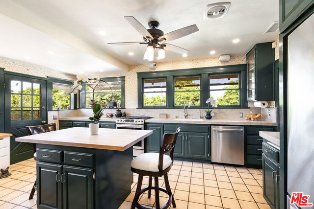 13721 W Telegraph Road, Santa Paula CA: https://media.crmls.org/mediaz/c1e14295-7599-41e5-b996-e41bf5061694.jpg